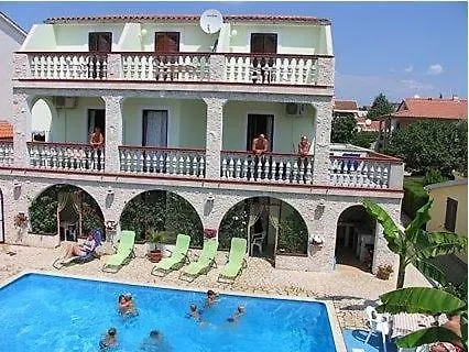 Gostinjska kuća In With Terrace, Air Conditioning, Wifi 3488-6 Medulin